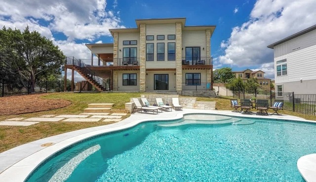 Luxury Lakeview Home w/Pool,Beach,Boat,&Gym Access