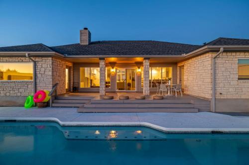 Luxury Lakeview Retreat - Pool - Hot Tub - Firepit