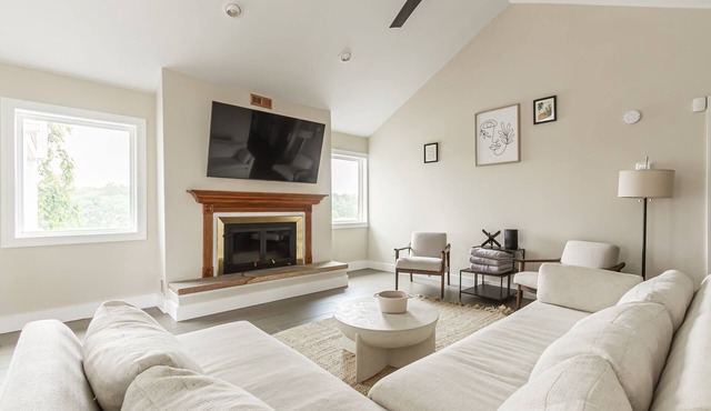 Luxury Lakeview Retreat Hot Tub, Gym & Theatre