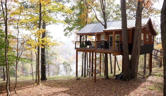 Luxury Lakeview Treehouse with Hot Tub and Private Dock Near Lake Malone, Kentucky
