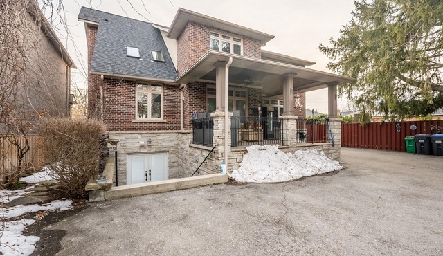 Luxury Lakeview Walkout Basement Apartment