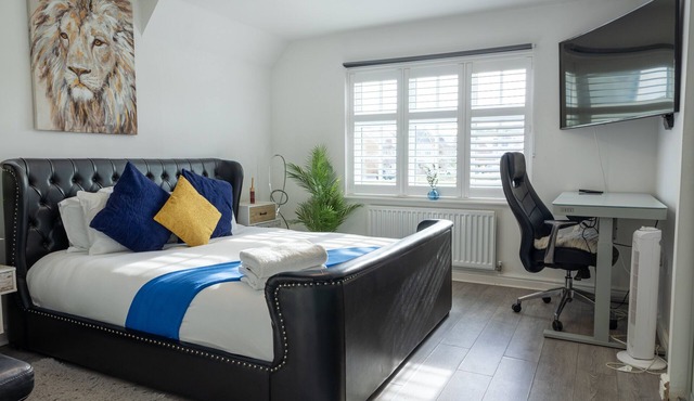 Luxury Langdon Hill Retreat | Jacuzzi Hot Tub| Gym Equipment | Basildon