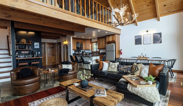 Luxury Large Chalet Friendly Family Gym/Spa 3min to Bear Mountain Ski Resort