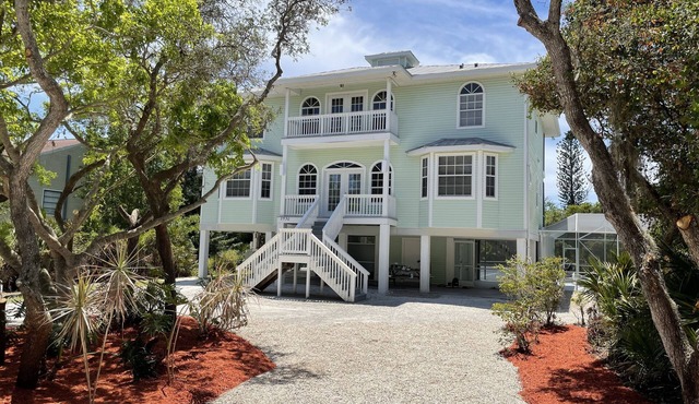 Luxury Lemon Bay 6 BR villa with pool & tennis court for 10 people,