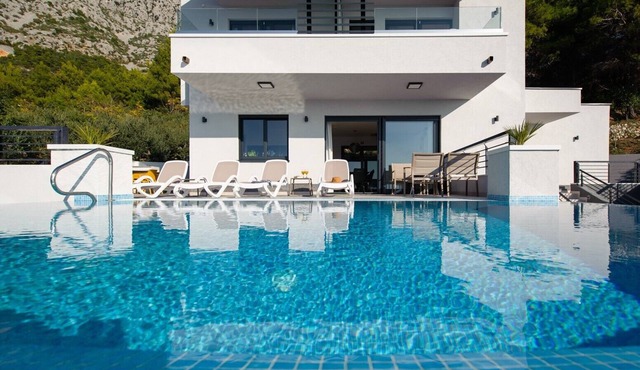 Luxury Leona villa near Makarska, heated pool