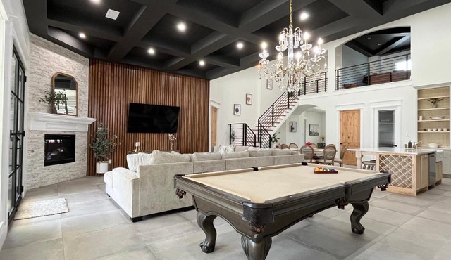 Luxury (Less than mile from AT&T Stadium/GlobeLife) GameRoom/Basketball Hoop