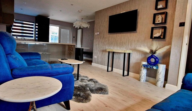Luxury Liverpool House Near City Centre and Football Stadium