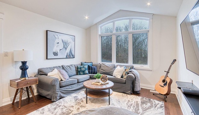 Luxury Living in custom built home 12 minutes from Hamilton Airport