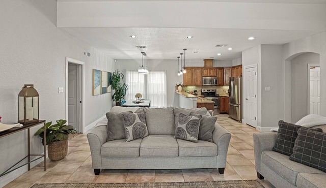 Luxury Living, La Cantera, Six Flags, & Hiking!