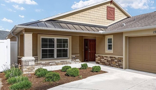 Luxury living minutes away from Brownwood Paddock Square-4 seat golf cart incl.