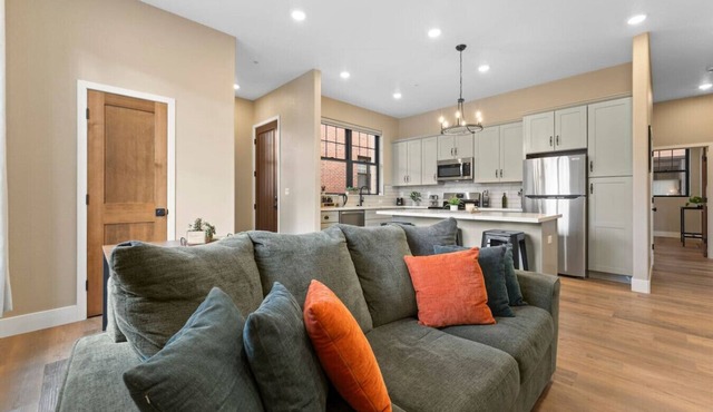Luxury Living Modern Midtown Ensuite Baths & Patio