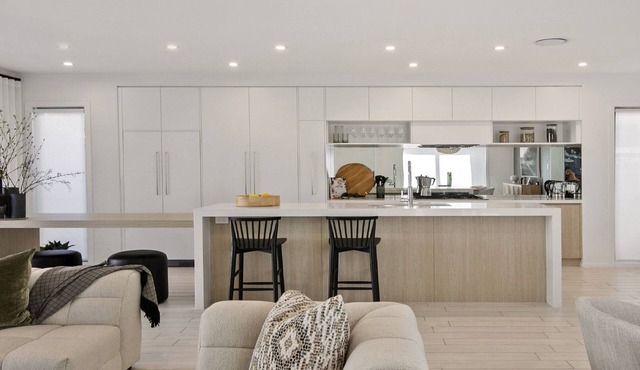 Luxury Living only 100M from Merewether Beach