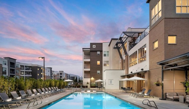 Luxury Living with Resort Amenities: King bd+Queens bd, Gym-Pool-Hot Tub, Fast Wi-Fi