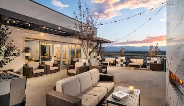 Luxury Living with Resort Amenities King bd Queens bd Sofa bd GymPoolHot Tub Fast WiFi