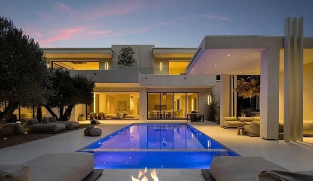 Luxury Living with Endless Horizon Views