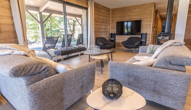 Luxury Lodge on Golf Course with Private Hot Tub, Pool & Gym Access