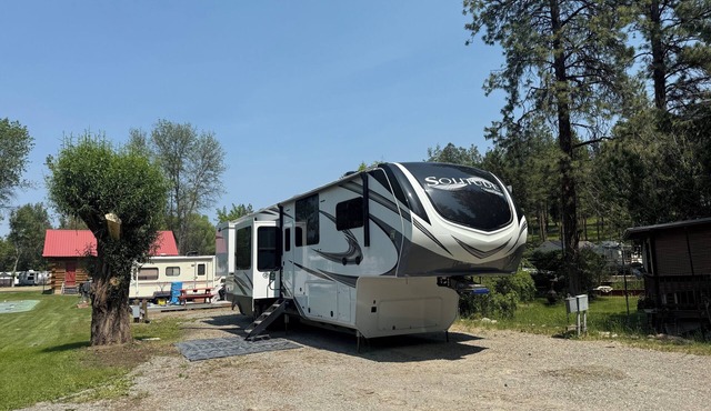 Luxury, Loaded, 39’ RV in Phenomenal Rexford with AC