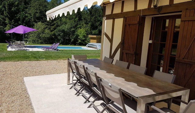 Luxury Lodge in Fontaines-en-Sologne: Heated Pool, Private Lake, Activities & Scenic Views