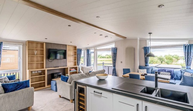 Luxury Lodge Hot Tub (Pet)