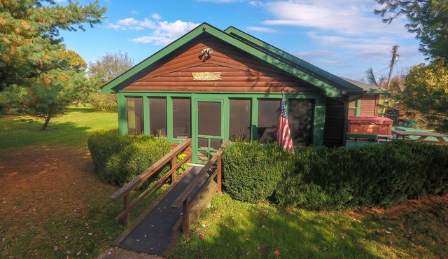 Luxury Lodge Hocking Hills with Hot Tub overlooking pond and breath taking views