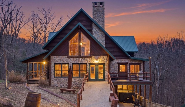 Luxury Lodge in Hocking Hills, 4 Fireplaces, 12-Person Hot Tub, Secret Game Room
