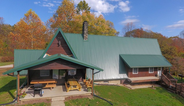 Luxury Lodge in Hocking Hills w/Swimming Pool, Hot Tub and Lake - Wedding Venue