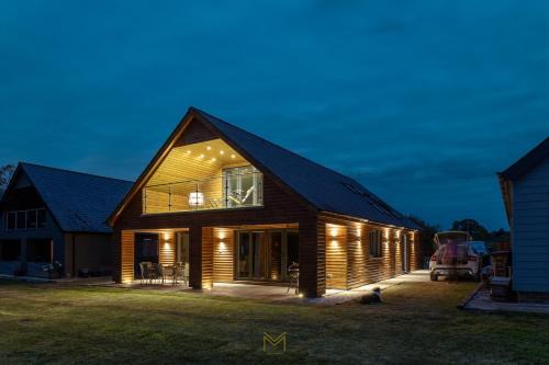 Luxury Lodge in the Cotswolds with Direct Golf View