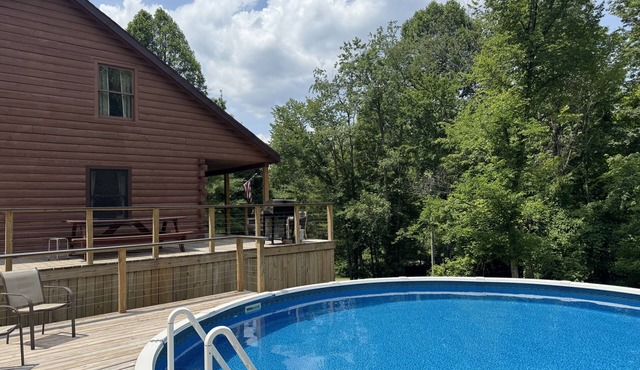 Luxury Lodge Log Cabin Swimming Pool & Hot Tub neat Hocking Hills and Athens Oh