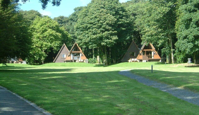 Luxury lodge on spacious country estate. Own hot tub. Free gym, pool & more