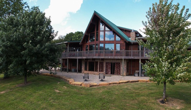 Luxury Lodge on 125 acres on Hocking Hills Farm