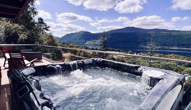 Luxury lodge on Loch Ness + hot tub & sauna