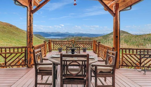 Luxury Lodge Retreat, 360 Views, Hot tub, Views!