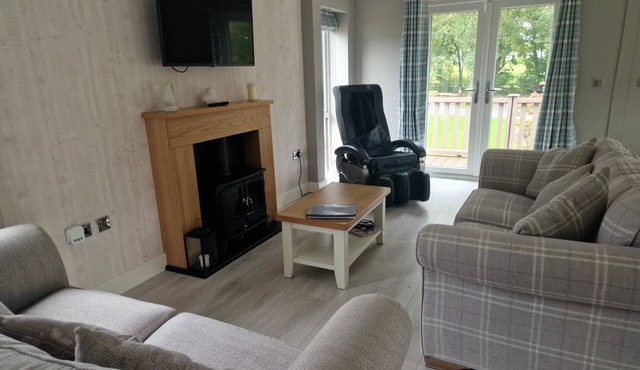 Luxury Lodge - Sleeps 4, hot tub & parking