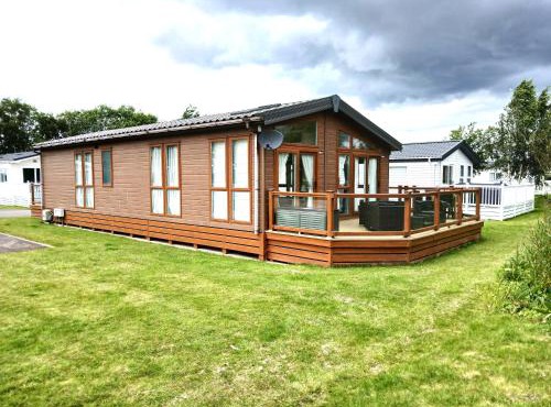 Luxury lodge Southview with pond view and decking ideal for couples