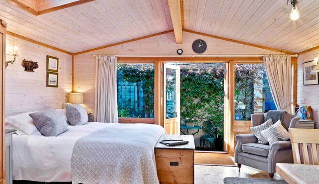 Luxury Lodge with Super King Size Bed, Kitchen & Shower Room