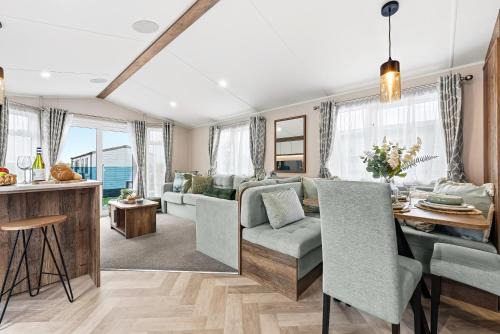 Luxury Lodge with Hot Tub Hayling Island Sleeps 6 - Harbour View