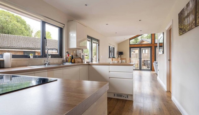 Luxury Lodge With Hot Tub & Outdoor Dining