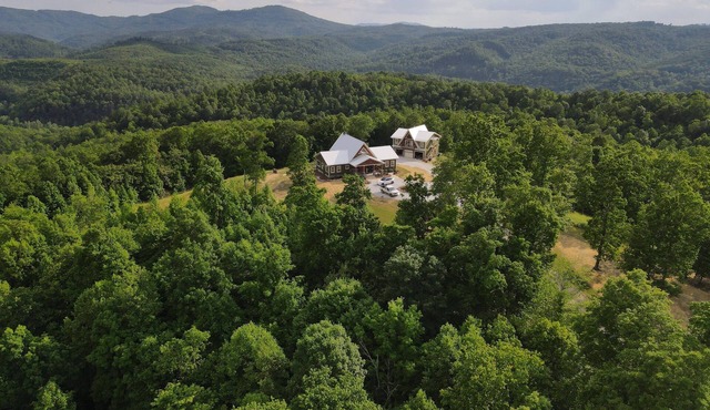 Luxury Lodge with Ride-In-Ride-Out Location - WiFi - Sweeping Mountain Views