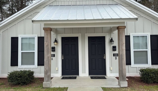 Luxury Lodging, Lakefront View , 2 Queen Bed w/Private Bath, Private Patio.