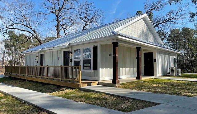 Luxury Lodging, Lakefront View, 3-bedroom, 3.5 bath, sleeps 10, wrap-around patio.