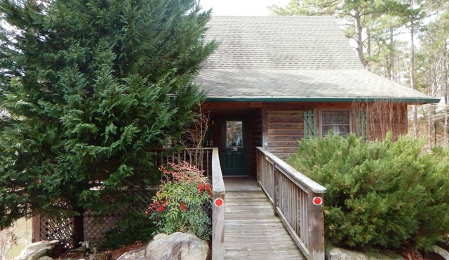 Luxury, loft, log-sided two bedroom Harbor North cottage on Lake Ouachita. by RedAwning