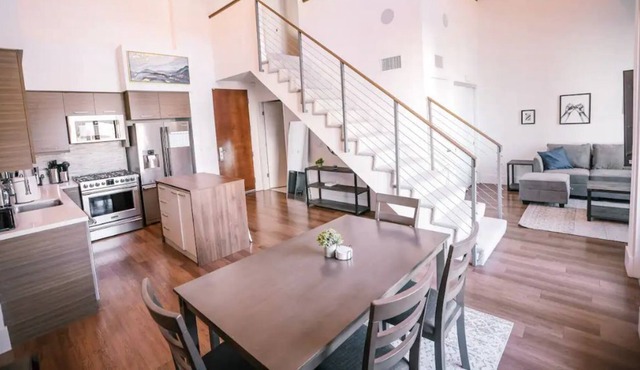 Luxury Loft Penthouse 10 mins from the Airport!