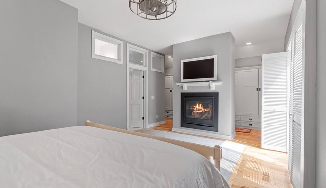 Luxury Loft, Quiet, Easy Access to Downtown MN, Premium Furnishings.