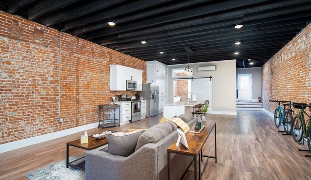 Luxury Loft- Walk to Katy Trail & Casino