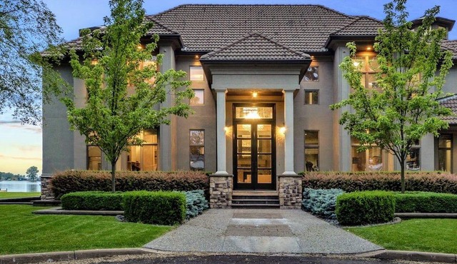 Luxury Loft- Waterfront, Pool, Tennis, Kayaks & MORE!