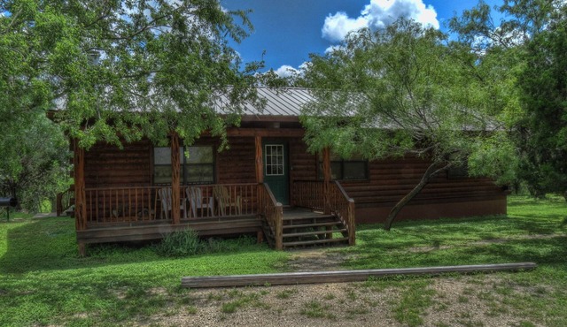 LUXURY LOG CABIN #1 ON THE FRIO RIVER