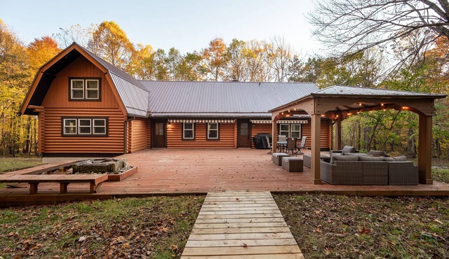 Luxury,Log Cabin 65ac. of private forest, trails,sauna,hot-tub. Baughman Park.