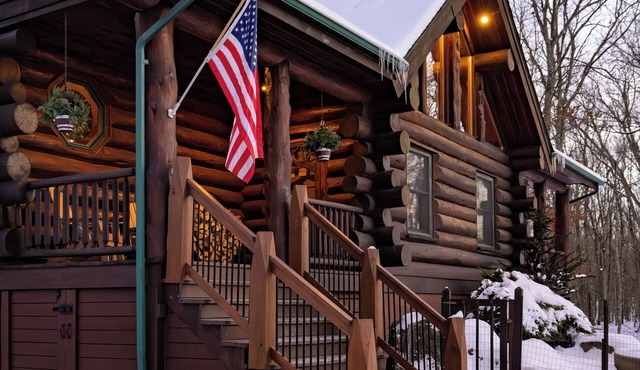Luxury Log Cabin-Golf Simulator, Speakeasy, Rogue Gym, Sauna, Hot Tub, Game Room