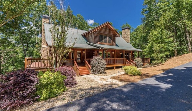 Luxury Log Cabin + Hot Tub + Mins to Downtown Dahlonega