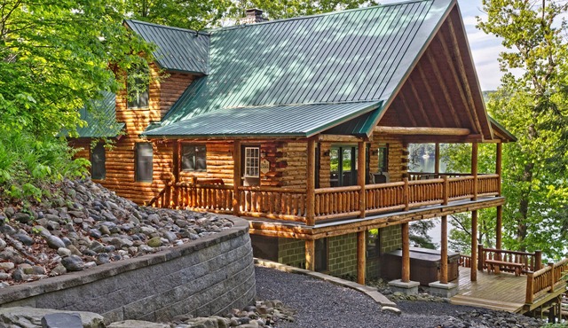Luxury Log Cabin in the Woods on Skaneateles Lake
